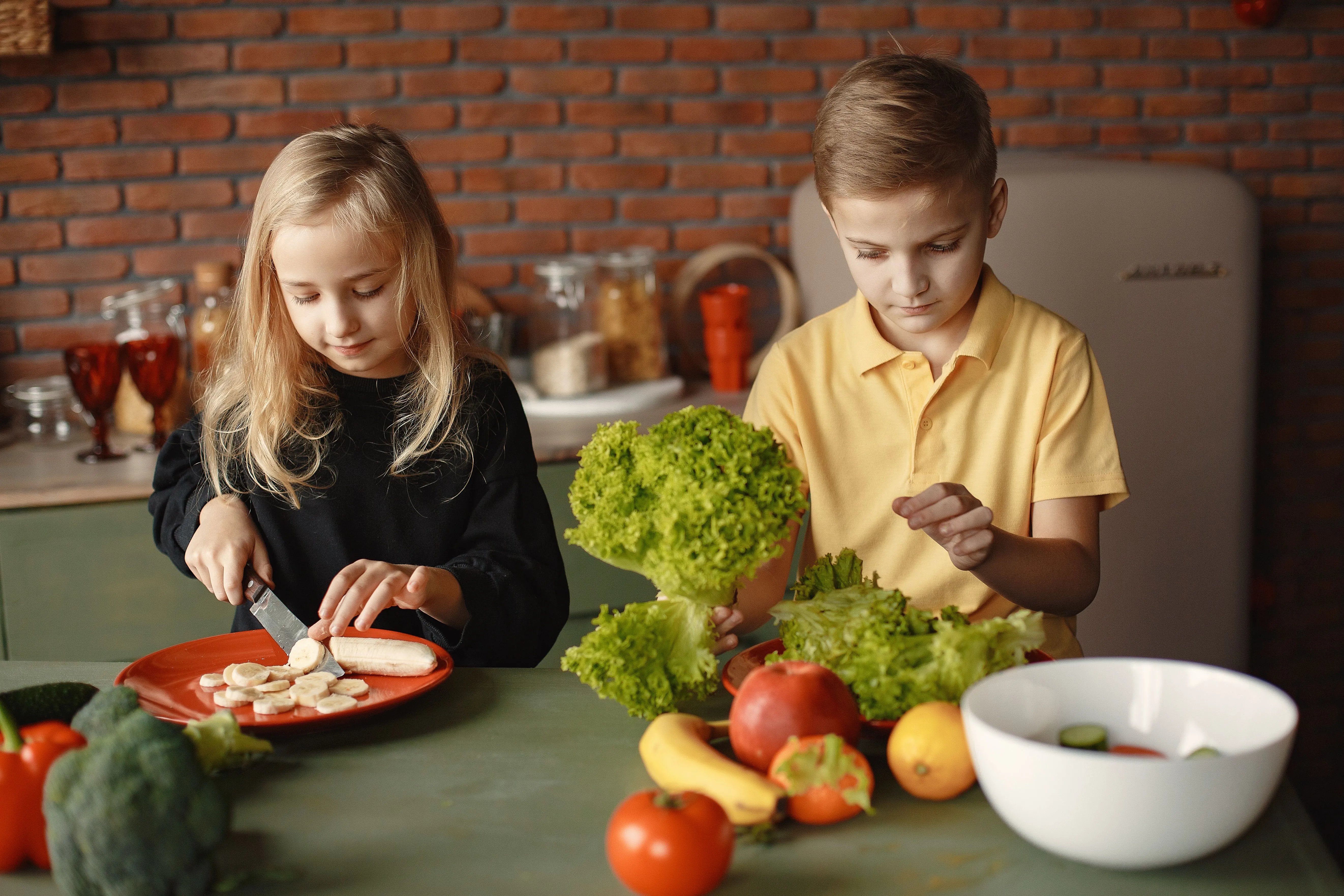 kids eating healthy foods