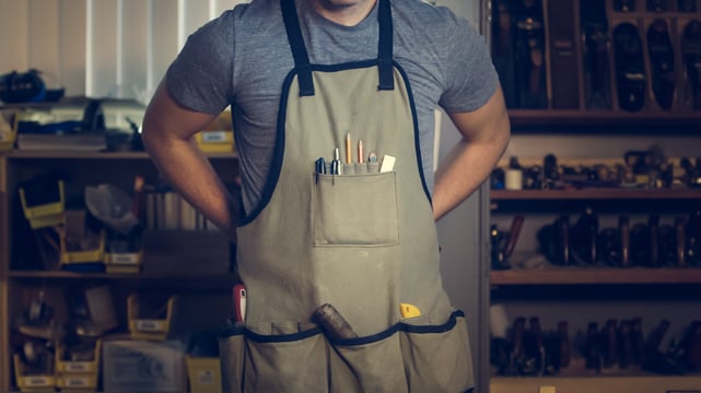photo-of-man-wearing-gray-shirt-and-apron-374079